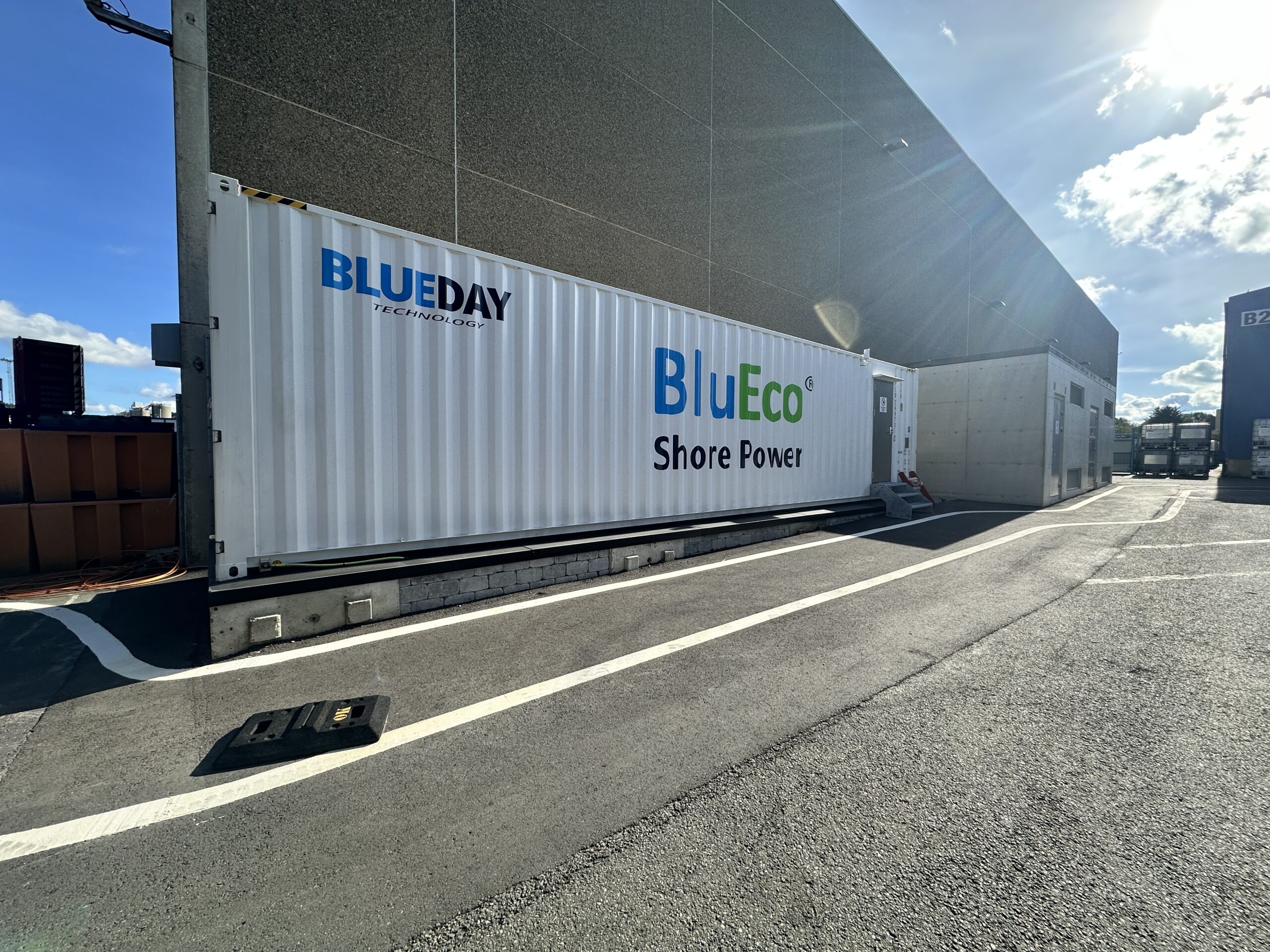 The BluEco® Shorepower system at the Port of Stavanger marks a modern and powerful step toward greener port operations. Compact yet highly capable, the system is housed in a 40-foot container and features three independent shore power units, enabling simultaneous electricity supply to three quay locations.